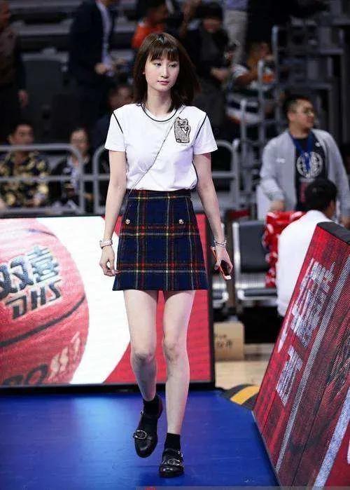 现役CBA明星球员的美女太太团，个个肤白貌美大长腿