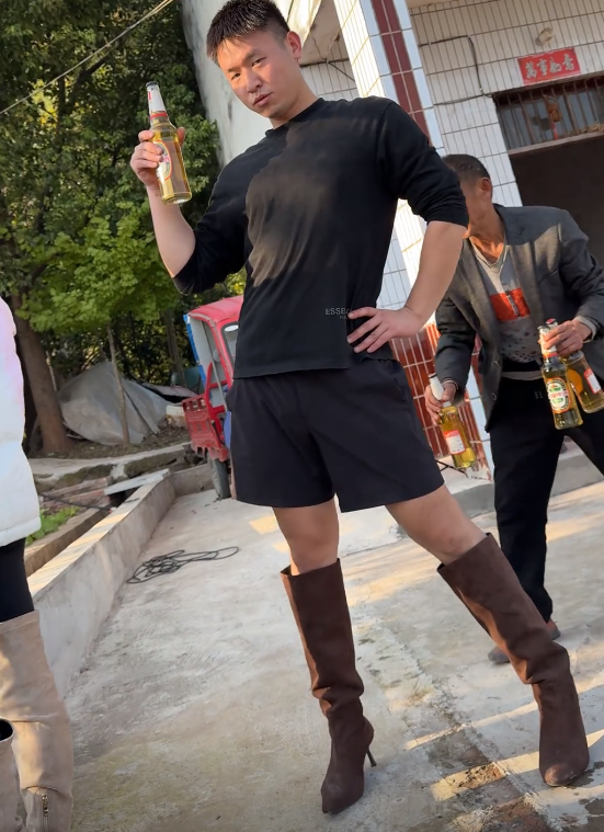 因一双高跟鞋改变命运，20多岁重庆小伙火出圈，央媒：正能量！