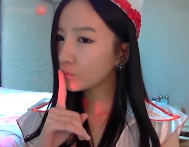 曾经火爆全网的宅男女神朴妮唛现在销声匿迹了吗？