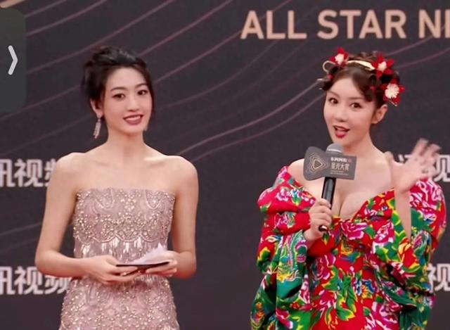 九重紫女演员上手抢主持人话筒，胸都跑出来了，替人尴尬毛病犯了