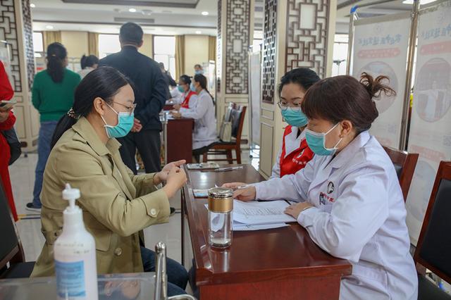 按摩艾灸刮痧 选手争秀绝活  石家庄中医适宜技术进万家技能才艺大赛启动