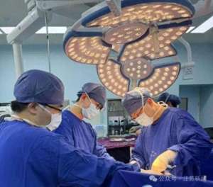 韩国女主播吃香蕉吐奶(惊人反复暴食，医生从她胃里取出10斤食物)