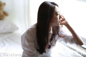 韩国美女主播床上(LCK新晋女主播李贤京最新床上画报 不比恩静差)