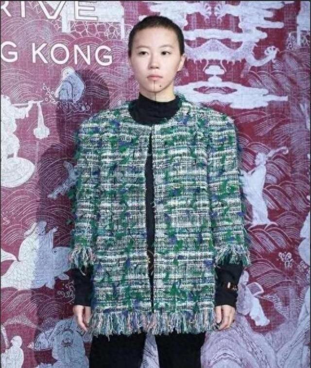 窦靖童洗掉虾线像换人，神似王菲，真空穿香奈儿，美得快认不出