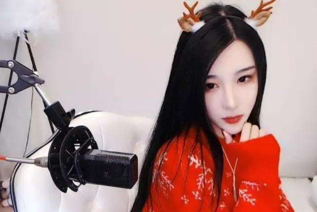 女主播再次刷新下限,连麦PK输了受惩罚,竟玩起“萝莉蹲”