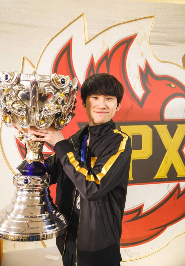 韩国小伙来中国10年，娶中国女网红住4000万别墅，直播抽奖险坐牢