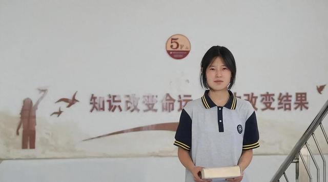 姜萍爆火后，网友眼尖发现她脸颊有北斗七星痣，是妥妥文曲星下凡