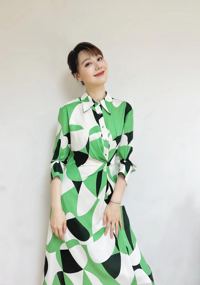 “最美女主持”王冠华丽回归？315晚会上的她，究竟是何方神圣？