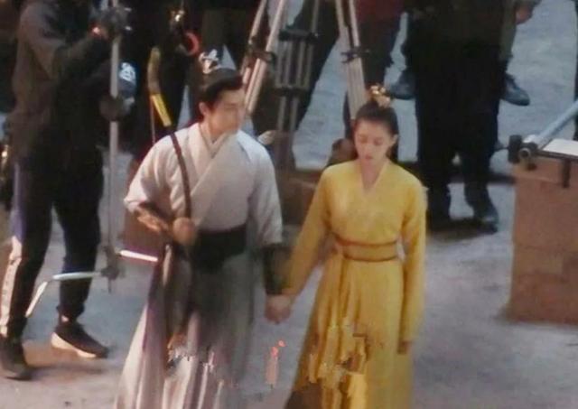 关晓彤新图修太过！现场直播真实状态暴露，发福变胖太尴尬