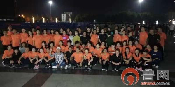 “鬼步舞”风靡胜利广场