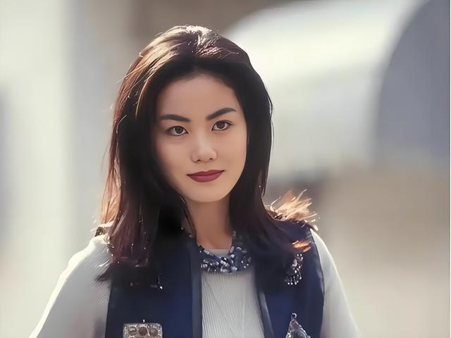 华语乐坛十大“殿堂级”女歌手：韩红进不了前五，王菲屈尊第二