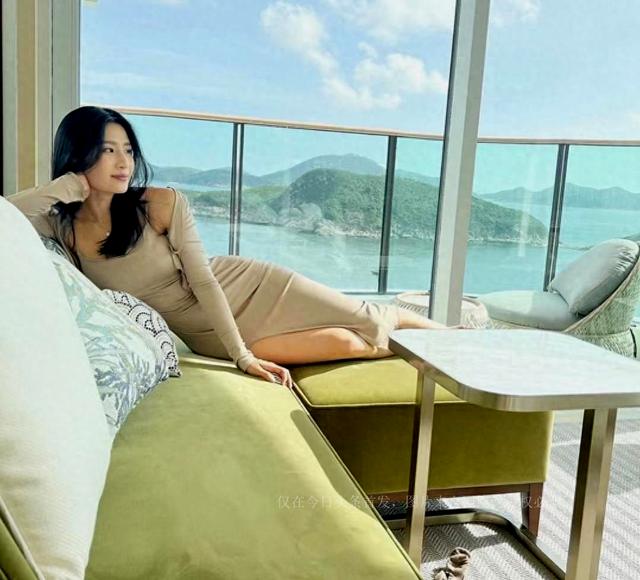 香港瑜伽女神与闺蜜夜蒲狂欢，贴身连衣裙秀好身材