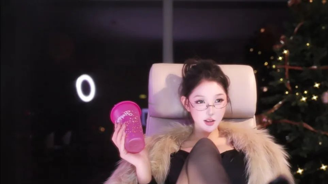 月供30万逼疯顶流！米娜穿五层裤跳舞仍被封：直播不脱活该饿死？