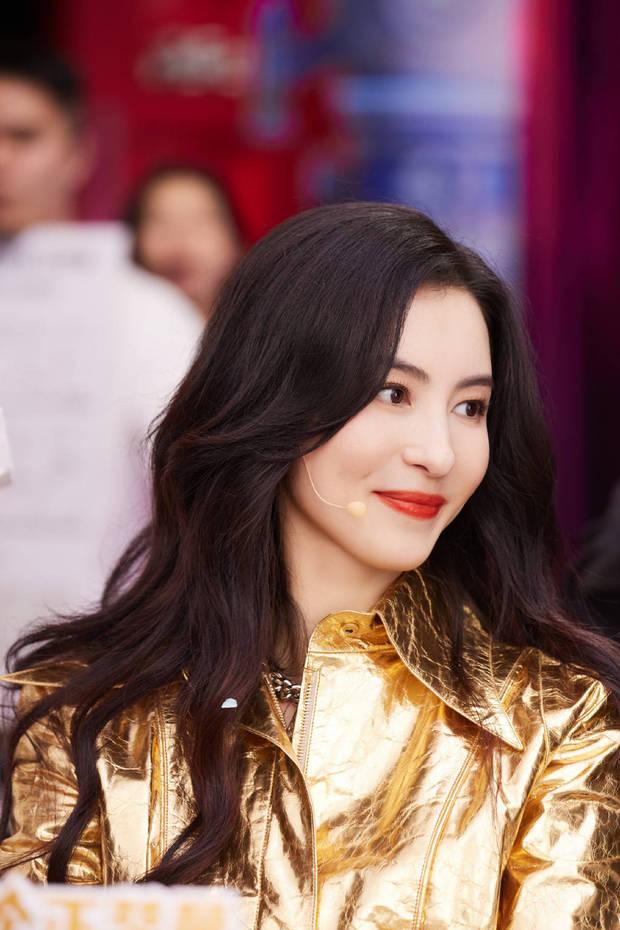张柏芝直播穿金色外套闪闪发光 杏眼红唇美貌值拉满