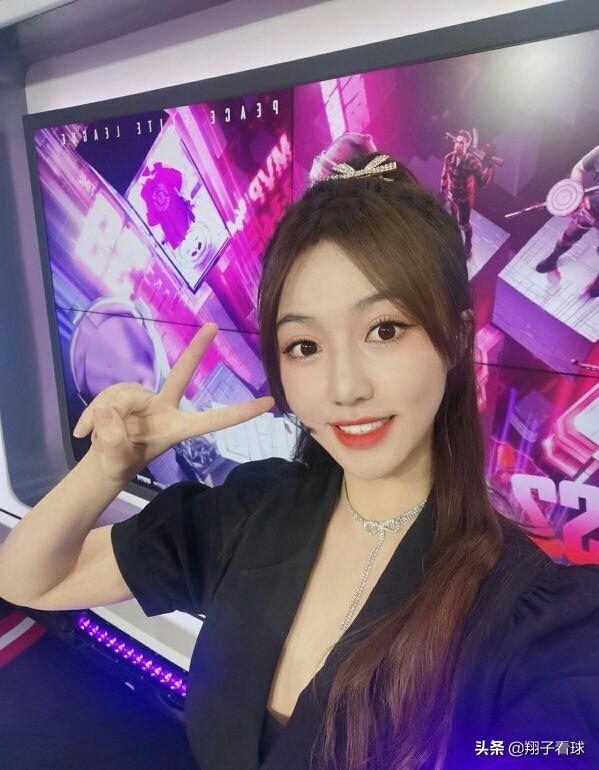 新晋主播美琪晒照，时尚套装仙气飘飘彰显好身材，是新女神无疑了