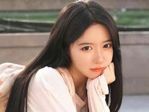 韩国女主播艾琳在线(呆妹儿泰国旅游穿泳装直播，刚出镜就被超管封了呆妹：我6分了)