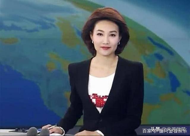 她是《新闻联播》主持人，摘下戴了13年的假发，减龄10岁不止！