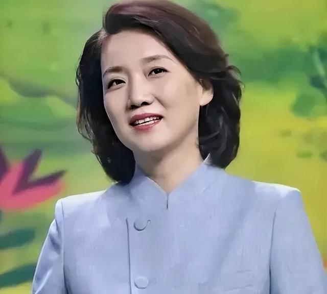 这个“央视首席女主持人”改嫁省委书记后，已走上了另外一条大道