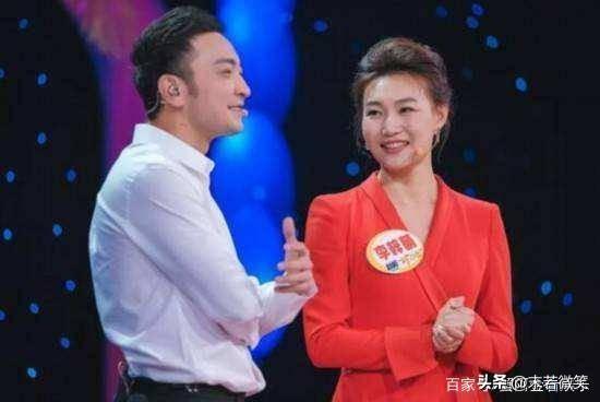 她是《新闻联播》主持人，摘下戴了13年的假发，减龄10岁不止！