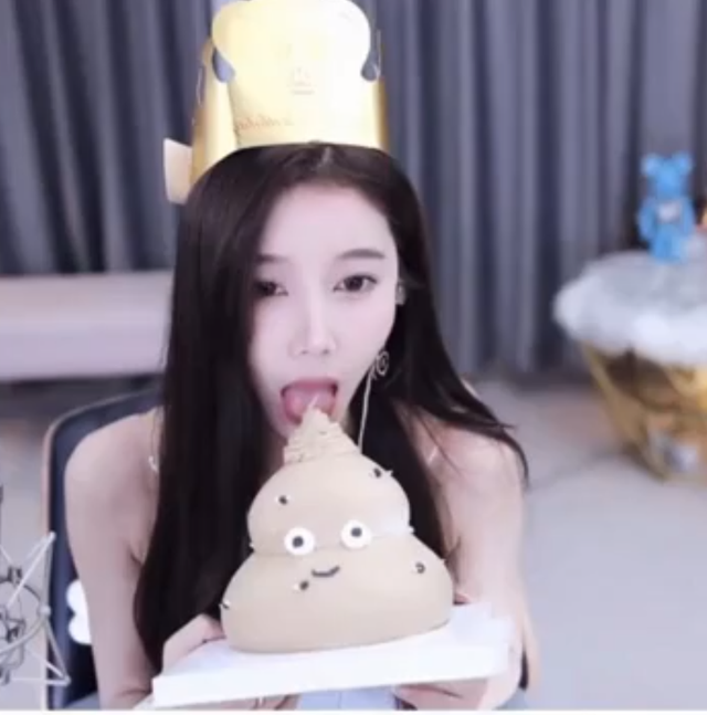 美女萌七深夜痛哭，坦言自己很简单不会乱搞，水友：别哭了心疼