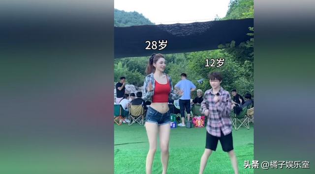 28岁网红卡卡夫妇与12岁儿子共舞，穿露腰超短裤，网友希望她保守