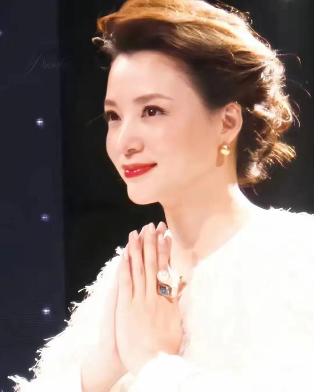 那些央视出品的女主持人有多绝!个个才貌双全,你最想娶哪一位?