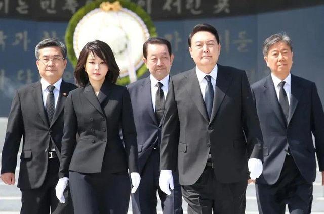 为何赫本抱患儿照片成永恒，韩国第一夫人抱患儿照片遭到群嘲