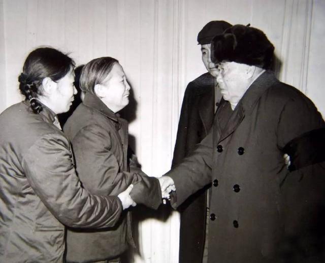 十大元帅之首朱德,授衔编号却是004,毛泽东把001给了谁