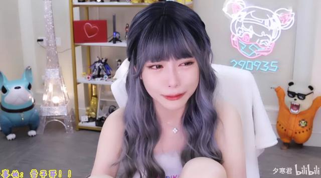 周淑怡私下玩游戏遭变态粉丝监视录音，直播崩溃大哭：变态给爷死