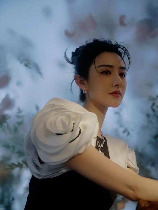 薇娅“消失”2年后再现！年会热舞惊艳全场，又盯上了更赚钱赛道