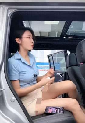 女主播拉大叔野战视频(擦边直播？汽车女主播卖车时发出“喘息”声，做不雅动作)