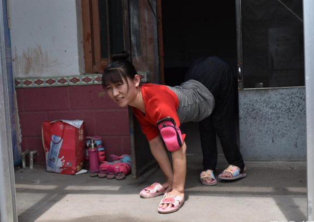 山东美女主播“爬行”生活36年，24岁嫁46岁男人，现在活成这样