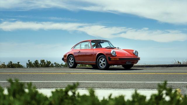 女主播露裙底只是冰山一角,汽车直播间太乱了,各种诱惑和暗示