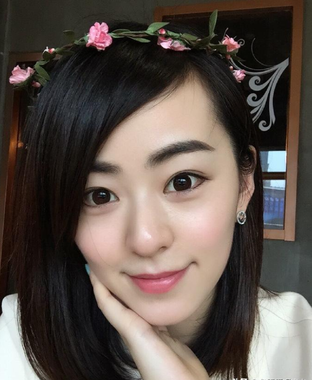 上海财经美女主持孙睿淇，台上台下都风光，婆家背景让人心生羡慕