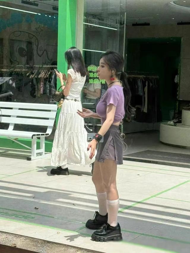 “最火主播”冯提莫现身成都,穿开叉裙秀胸型,网友:审美畸形了