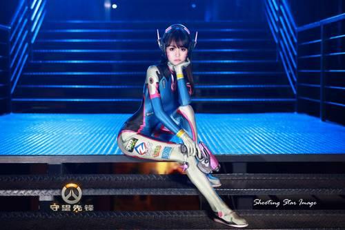 这大长腿给满分 清纯萌妹cos《守望先锋》D.VA