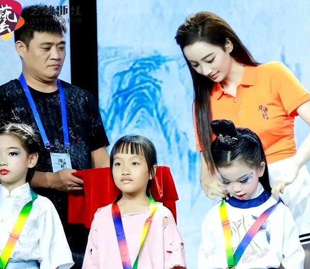 女主播直播“艳照”遭封杀!穿衣尺度惹争议,频道火速解约!