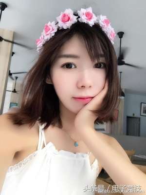 女主播自拍(LOL女主播小楼晒自拍，网友的关注点又双叒叕在胸上｜悦竞有料)