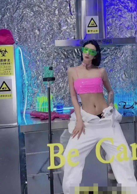 跟汪小菲连麦的女主播野鹿秋是谁？野鹿秋资料照片抖音号揭秘