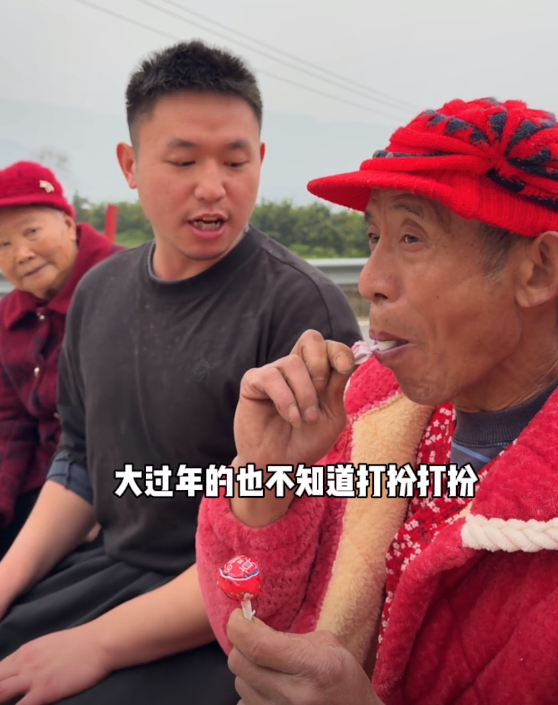 因一双高跟鞋改变命运，20多岁重庆小伙火出圈，央媒：正能量！