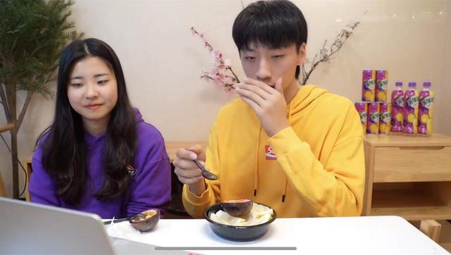 知名网红被指博眼球！吃播食物形似私密部位，举止猥琐遭骂恶趣味