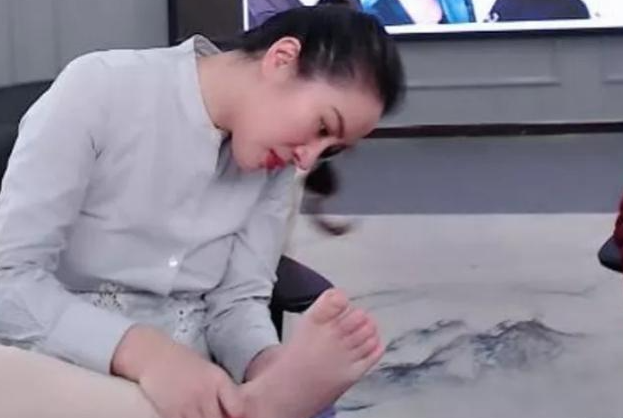 直播扮丑口喷脏话，荧幕女神“上官海棠”叶璇如今到底怎么了？