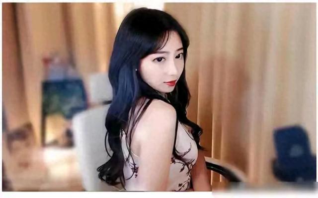 女主播忘关摄像头,换衣全过程被直播,画面让人不堪入目,
