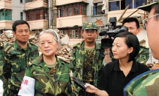 她走了，91岁还坚持出诊，83岁时还到汶川地震一线……