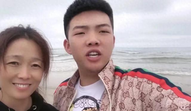 26岁网红葬礼成流量修罗场！生前最后一条动态曝光，全网痛心疾首