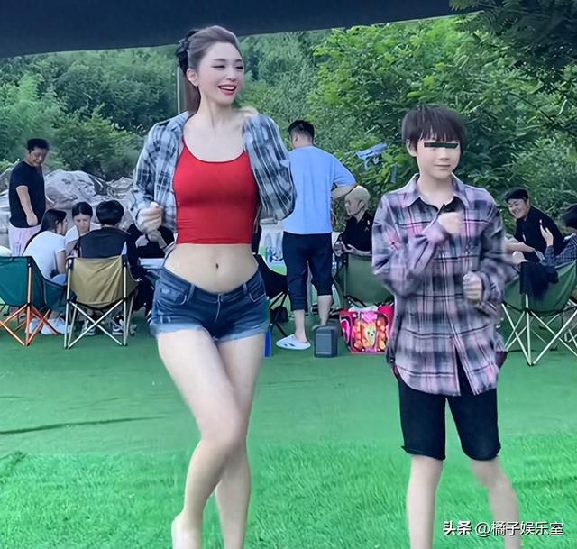 28岁网红卡卡夫妇与12岁儿子共舞，穿露腰超短裤，网友希望她保守