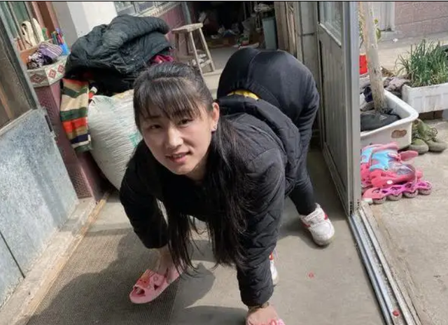 山东美女主播“爬行”生活36年，24岁嫁46岁男人，现在活成这样