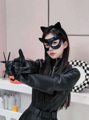 戴猫耳的女主播(冯提莫COS阿轲暗夜猫娘，身穿皮衣，身材绝佳，打开领口好诱惑)