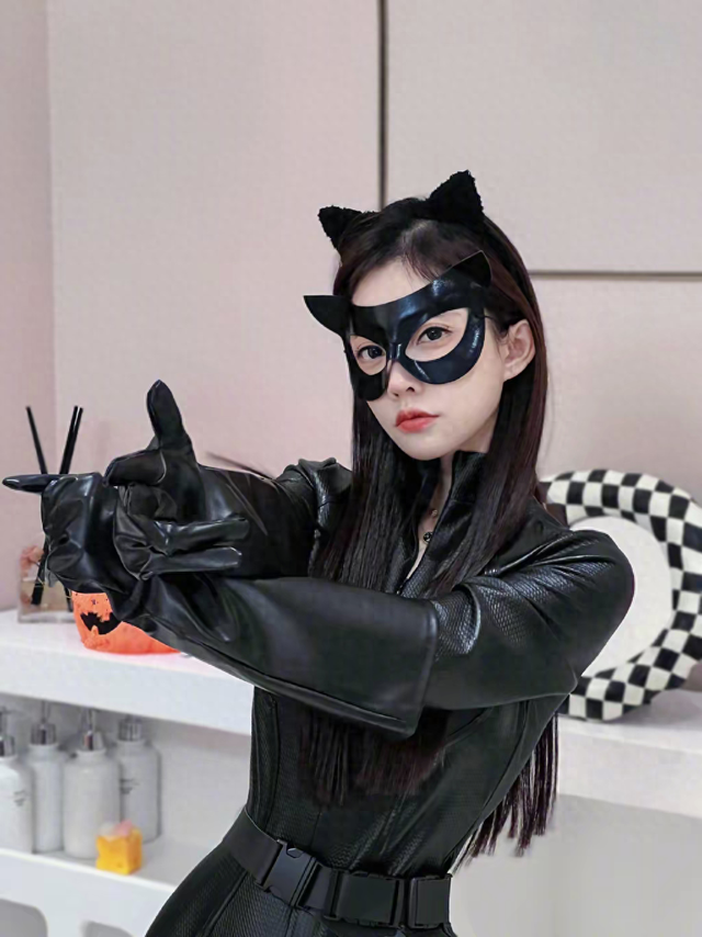 冯提莫COS阿轲暗夜猫娘，身穿皮衣，身材绝佳，打开领口好诱惑
