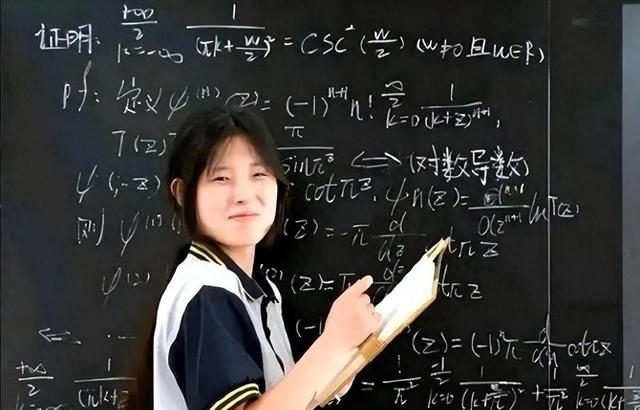 姜萍爆火后，网友眼尖发现她脸颊有北斗七星痣，是妥妥文曲星下凡